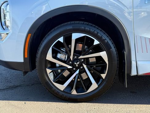 Used 2024 Mitsubishi Outlander 4WD Plug-In Hybrid image 11