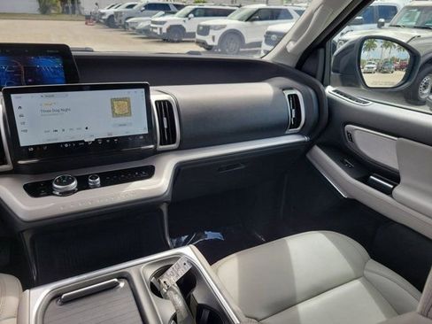 Certified 2025 Ford Expedition Active image 24