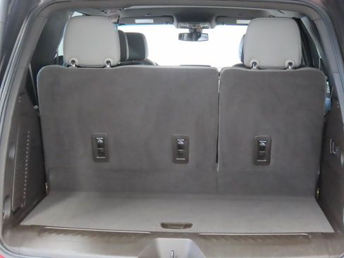 Used 2022 Chevrolet Tahoe LT w/ Luxury Package AWD/4WD image 18