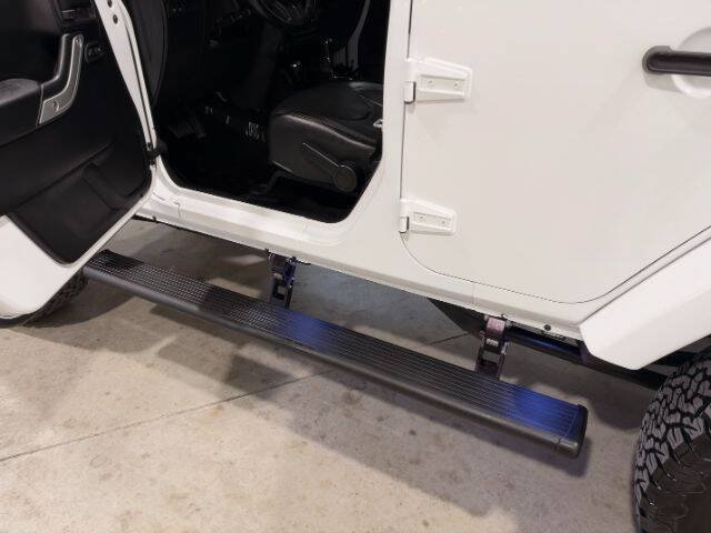 Used 2015 Jeep Wrangler Unlimited Rubicon w/ Connectivity Group AWD/4WD image 11