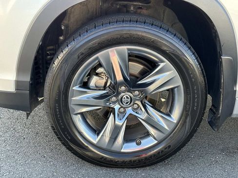 Used 2018 Toyota Highlander Limited Platinum AWD/4WD image 9