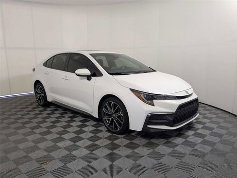 Used 2021 Toyota Corolla SE w/ SE Premium Package image 4