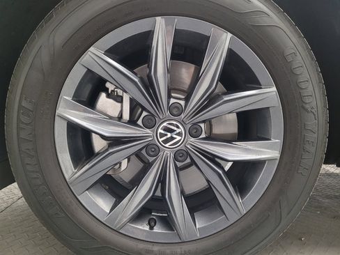 Used 2023 Volkswagen Tiguan SE w/ Panoramic Sunroof Package FWD image 31
