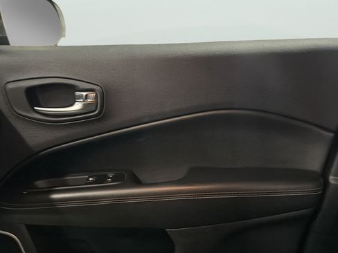 Used 2018 Jeep Compass Latitude FWD image 13