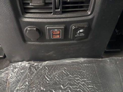Used 2024 Nissan Titan SV w/ SV Convenience Package RWD image 21
