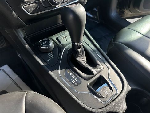 Used 2019 Jeep Cherokee Latitude Plus image 18
