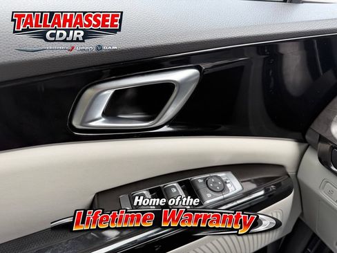 Used 2024 Kia Carnival EX FWD image 12