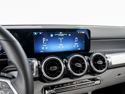 Used 2025 Mercedes-Benz GLB 250 4MATIC image 20
