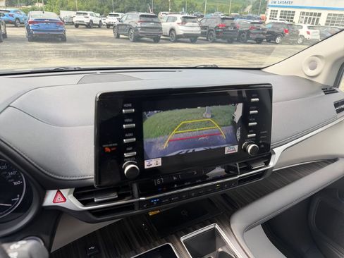 Used 2024 Toyota Sienna Limited AWD/4WD image 17