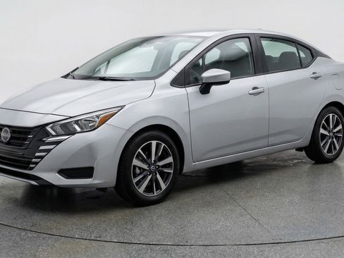 Used 2025 Nissan Versa SV image 3
