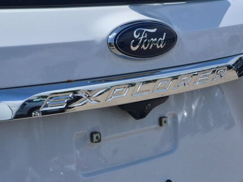 Used 2019 Ford Explorer XLT w/ Equipment Group 202A AWD/4WD image 13