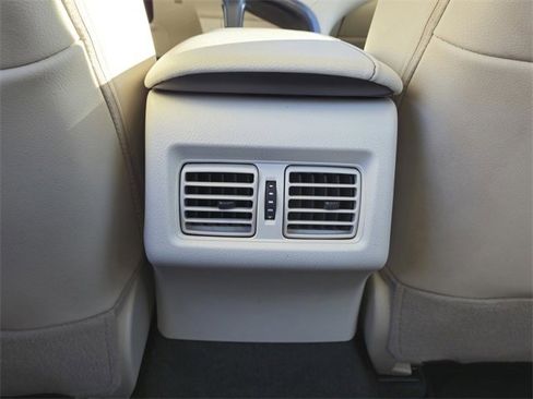 Used 2020 Toyota Camry XLE image 12