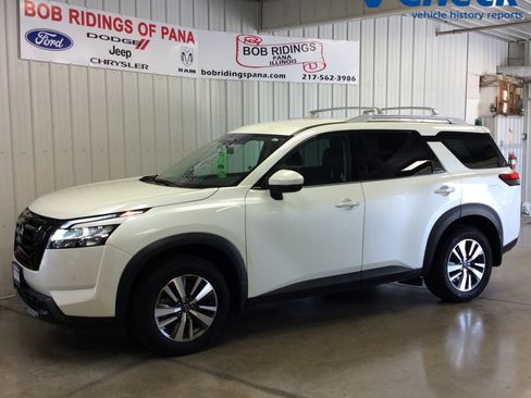 Used 2024 Nissan Pathfinder SL w/ Black Appearance Package image 1