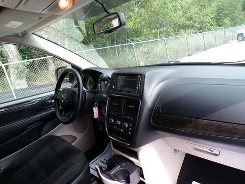 Used 2018 Dodge Grand Caravan SE w/ UConnect Hands-Free Group FWD image 12