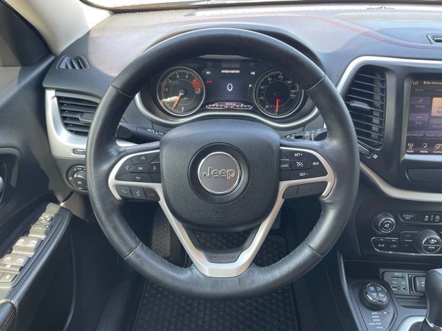 Used 2016 Jeep Cherokee Trailhawk w/ Comfort/Convenience Group AWD/4WD image 18