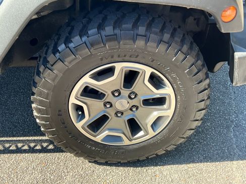 Used 2015 Jeep Wrangler Unlimited Rubicon w/ Max Tow Package image 12