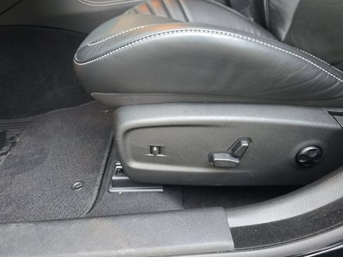 Used 2023 Chrysler 300 C RWD image 12