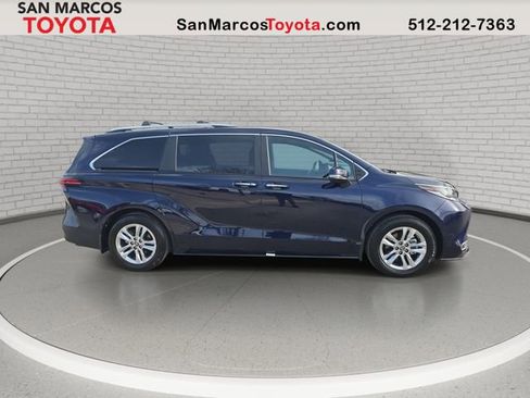 Used 2025 Toyota Sienna Limited image 4