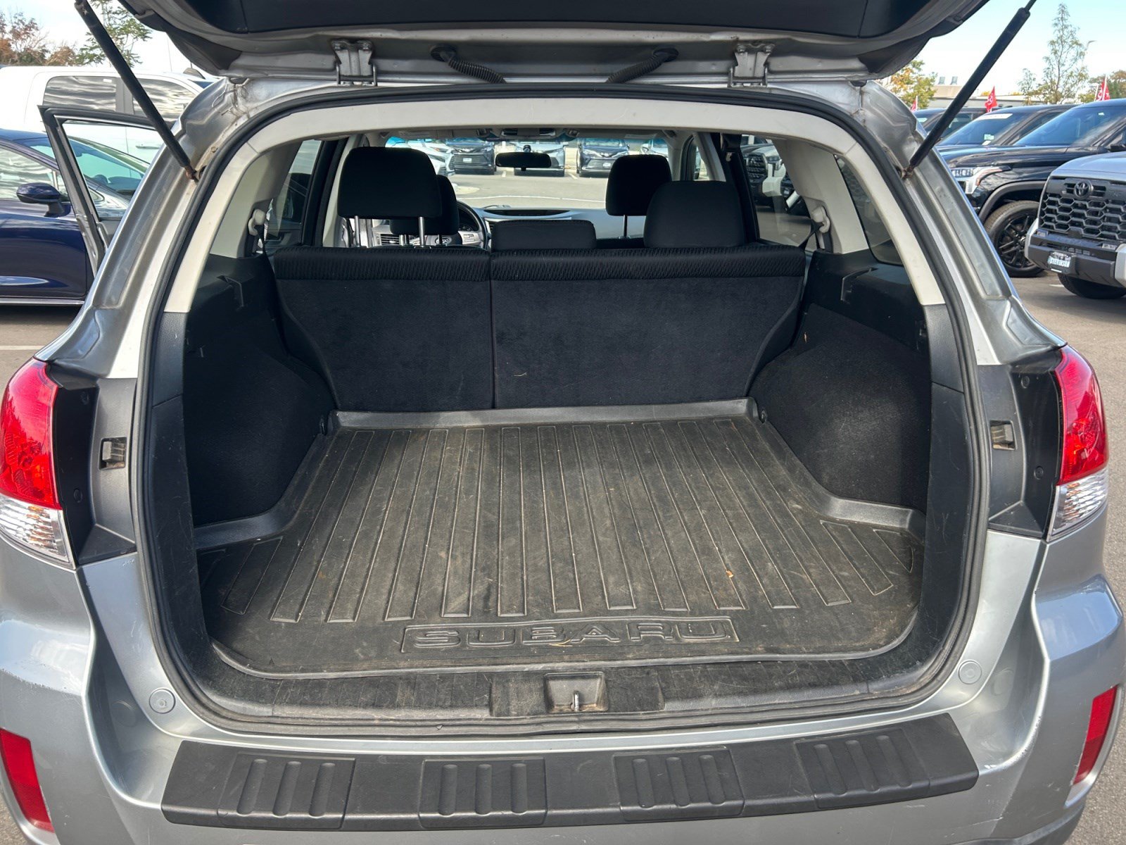 Used 2011 Subaru Outback 2.5i Premium w/ All-Weather Pkg AWD/4WD image 32