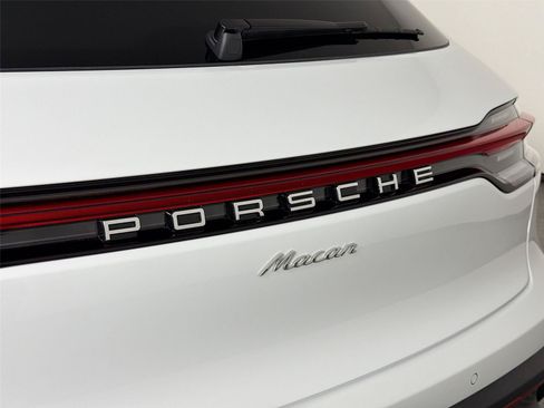 Certified 2026 Porsche Macan AWD/4WD image 17