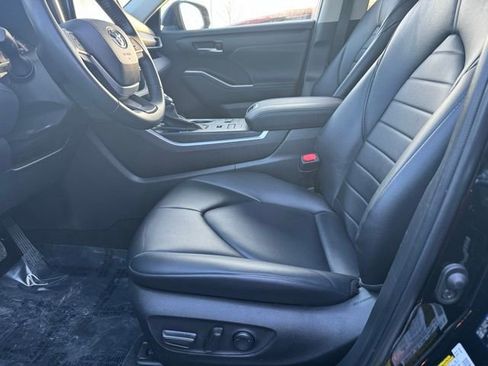 Certified 2023 Toyota Highlander XLE image 6