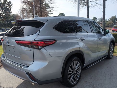 Certified 2021 Toyota Highlander Platinum image 10