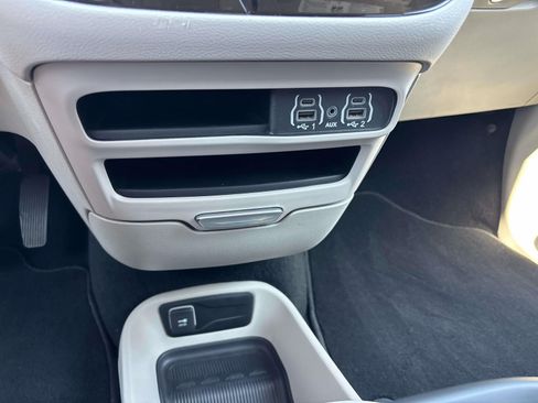 Certified 2024 Chrysler Pacifica Touring-L FWD image 28