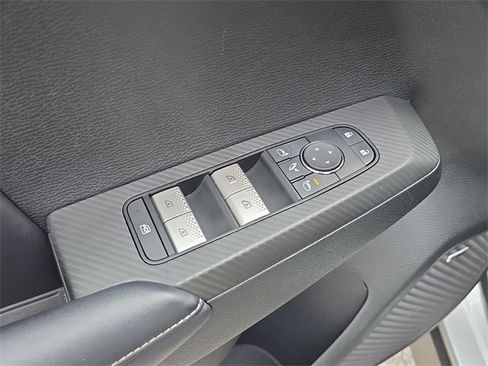 Used 2025 Mitsubishi Outlander SE image 21