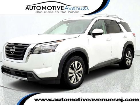 Used 2025 Nissan Pathfinder SL AWD/4WD image 1