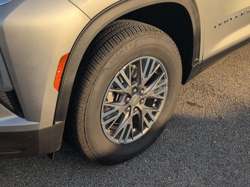 Used 2025 Chevrolet Traverse LT image 33