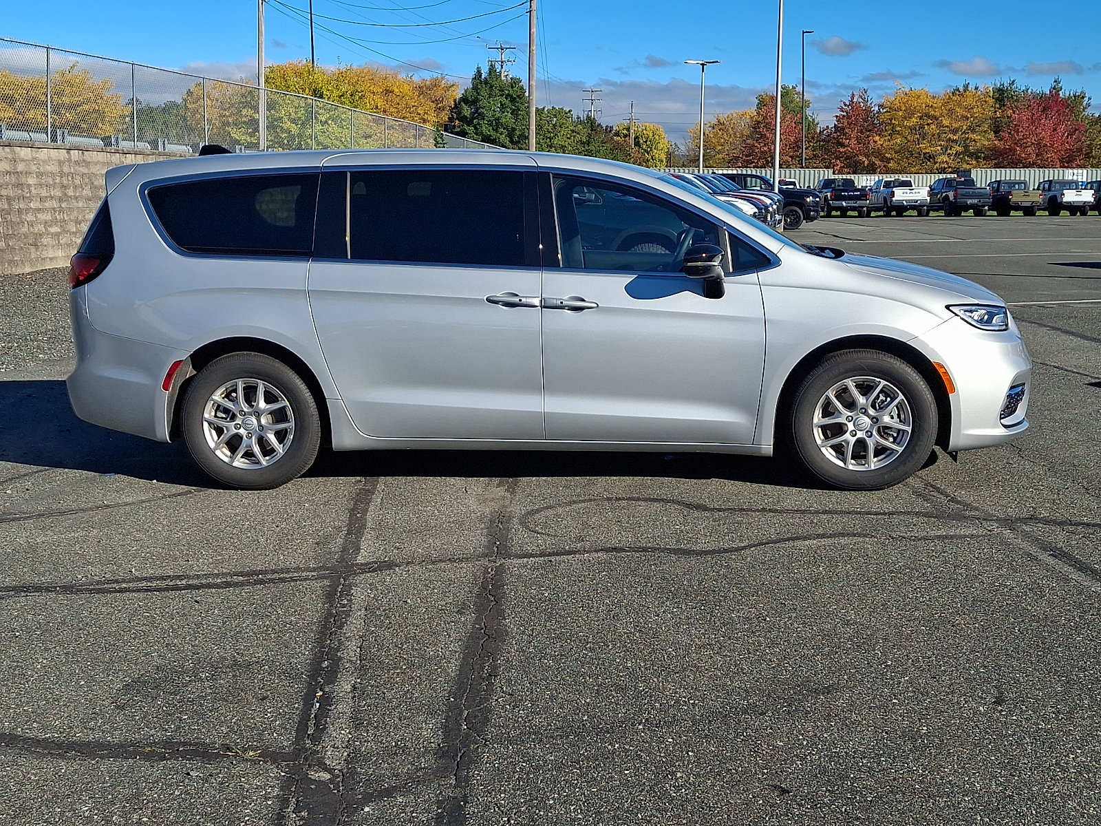 Used 2026 Chrysler Pacifica Select FWD image 7