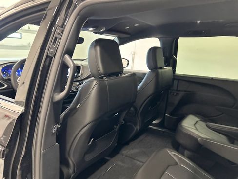 New 2027 Chrysler Pacifica Select FWD image 31