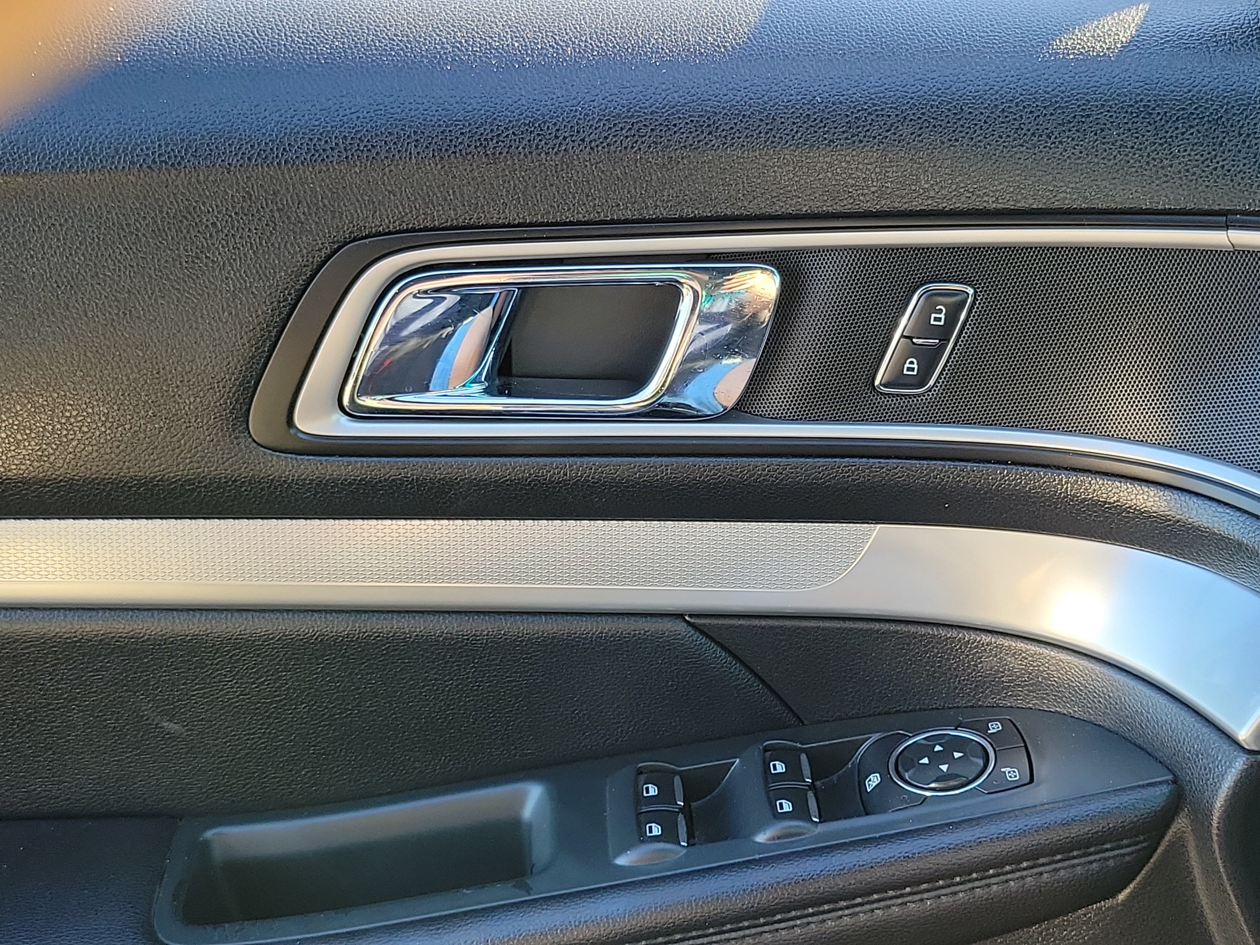 Used 2017 Ford Explorer XLT w/ Equipment Group 202A FWD image 13