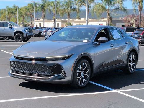 Used 2023 Toyota Crown XLE image 5