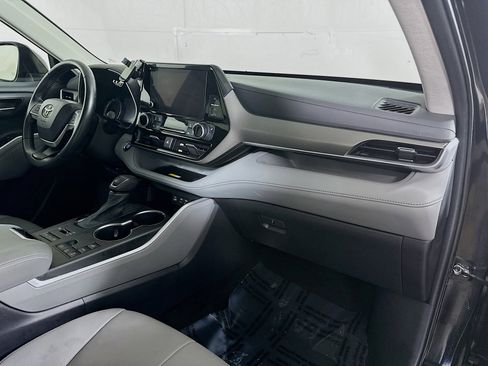 Used 2023 Toyota Highlander XLE image 30