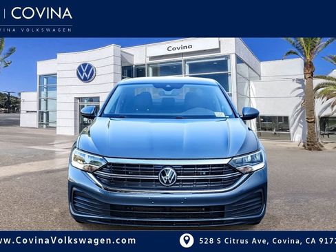 Used 2022 Volkswagen Jetta SE image 2