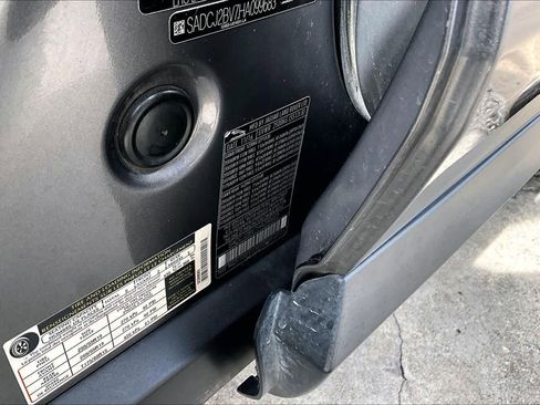 Used 2017 Jaguar F-PACE Premium image 34