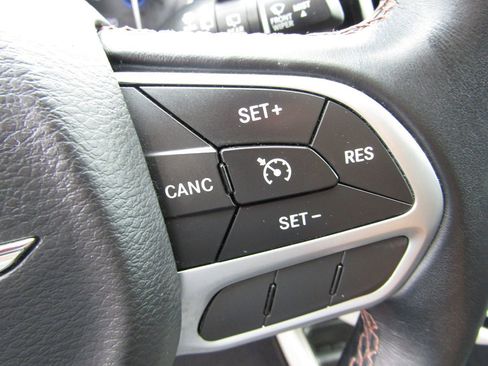 Used 2017 Chrysler Pacifica Touring-L image 8