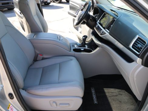 Used 2018 Toyota Highlander XLE FWD image 29