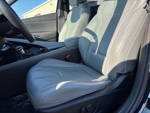 Used 2025 Hyundai Elantra Limited image 27