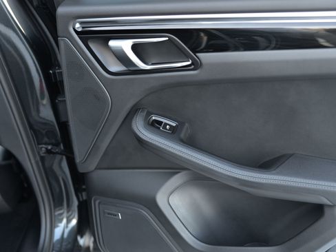 Certified 2025 Porsche Macan image 12