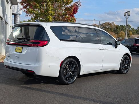 Used 2024 Chrysler Pacifica Touring-L w/ S Appearance Package image 3