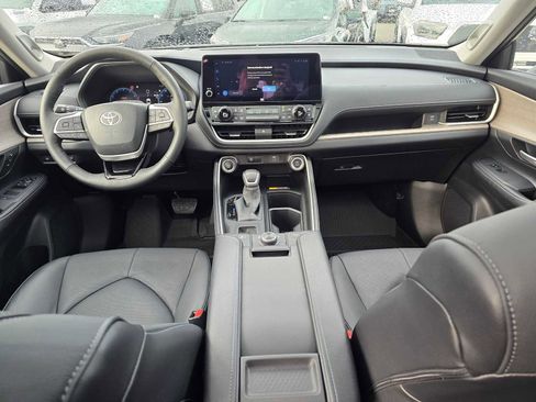 Used 2025 Toyota Grand Highlander Platinum image 21