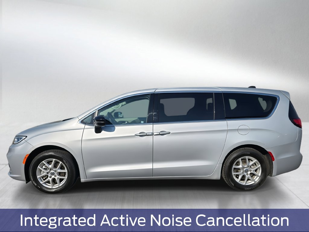 Used 2024 Chrysler Pacifica Touring-L FWD image 3