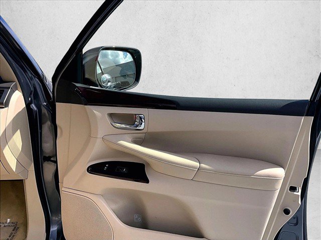 Used 2013 Lexus LX 570 4WD w/ Luxury Pkg w/Pre-crash image 17