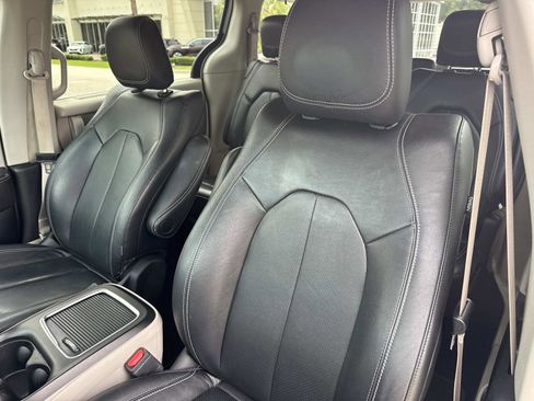 Used 2022 Chrysler Pacifica Touring-L FWD image 19
