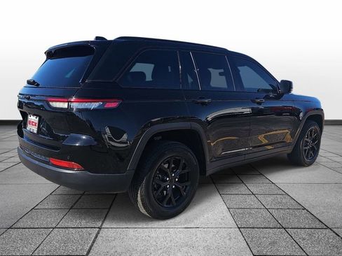 Used 2025 Jeep Grand Cherokee Altitude AWD/4WD image 5