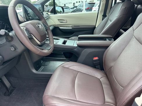 Used 2023 Toyota Sienna Platinum FWD image 11