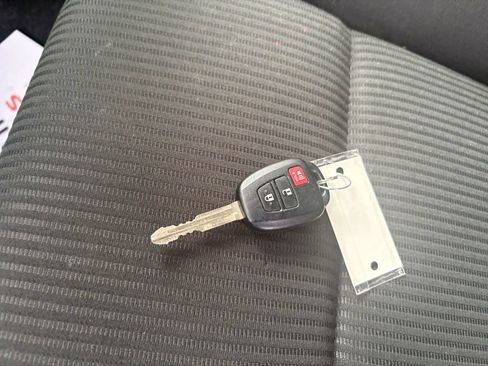 Used 2018 Toyota RAV4 LE w/ Carpet Mat Package AWD/4WD image 32