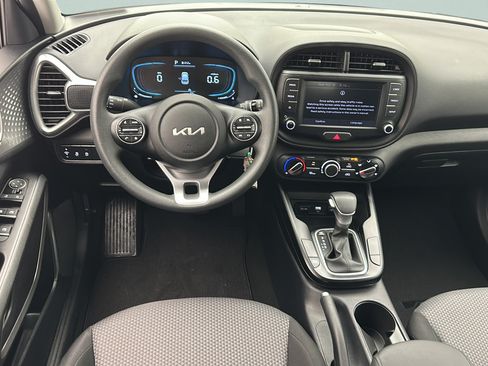 Used 2025 Kia Soul LX w/ LX Technology Package FWD image 10